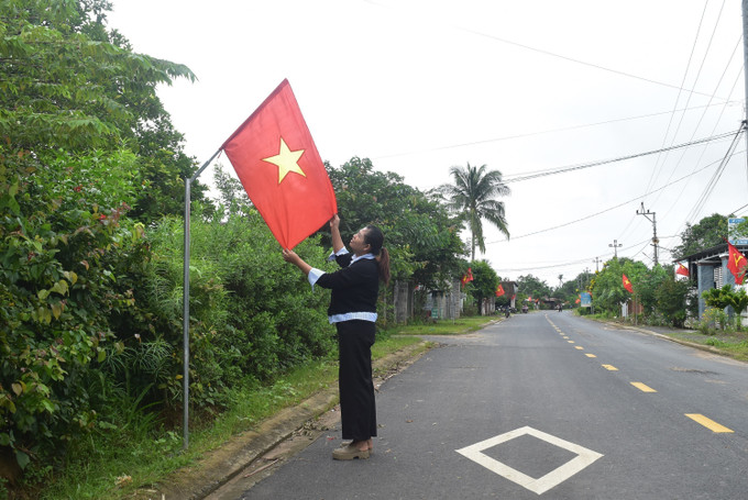 Người dân tại xã biên giới Buôn Đôn (Đắk Lắk) treo cờ dọc các tuyến đường. dak-lak2-270825.jpg