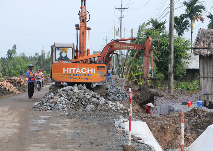 Công nhân thi công dự án nâng cấp đường tỉnh 940. can-tho5-120825.jpg