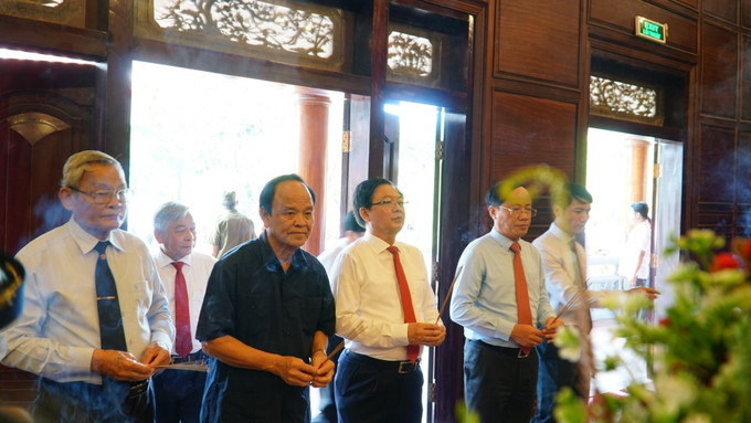 Lãnh đạo tỉnh Gia Lai dâng hương trước Đền thờ Tây Sơn Tam Kiệt. gia-lai3-200925.jpg