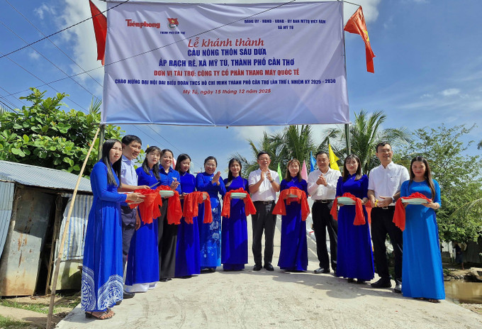 Các đại biểu cắt băng khánh thành cầu nông thôn Sáu Dừa.