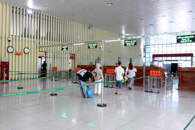 Khách du lịch được phân luồng, kiểm soát chặt chẽ khi xuất nhập cảnh qua cửa khẩu quốc tế Hữu Nghị, tỉnh Lạng Sơn. lang-son4-140825.jpg