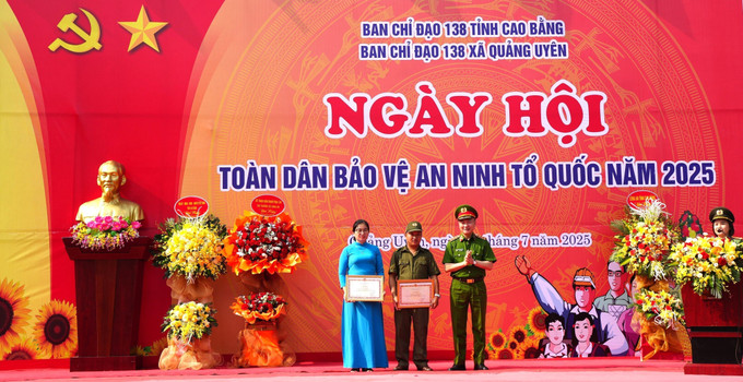 Thứ trưởng Nguyễn Ngọc Lâm trao Bằng khen của Bộ trưởng Công an cho tập thể, cá nhân có thành tích xuất sắc trong phong trào Toàn dân bảo vệ ANTQ tại xã Quảng Uyên. Ảnh: TTXVN phát cao-bang2-310725.jpg