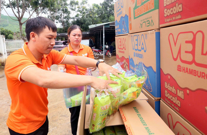 Vận chuyển bánh mỳ để trao tặng các hộ dân tại xã Huổi Một bị thiệt hại, ảnh hưởng do thiên tai, mưa lũ. son-la-060825.jpg