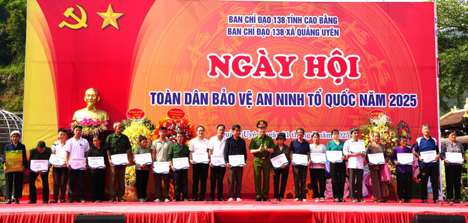 Thứ trưởng Nguyễn Ngọc Lâm trao 20 suất quà của Bộ Công an tặng các gia đình chính sách và hộ có hoàn cảnh khó khăn trên địa bàn xã Quảng Uyên. Ảnh: TTXVN phát cao-bang3-310725.jpg