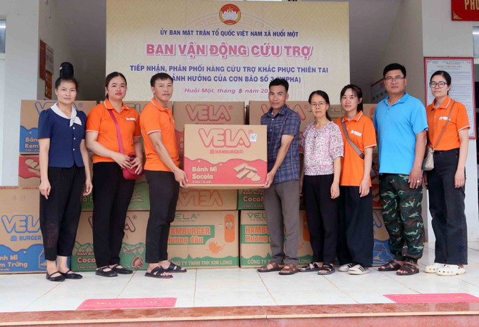 Đại diện lãnh đạo xã Huổi Một tiếp nhận 40 hộp bánh mỳ (4.800 chiếc) từ đoàn thiện nguyện để trao tặng cho các hộ dân bị thiệt hại, ảnh hưởng do thiên tai, mưa lũ. son-la4-060825.jpg