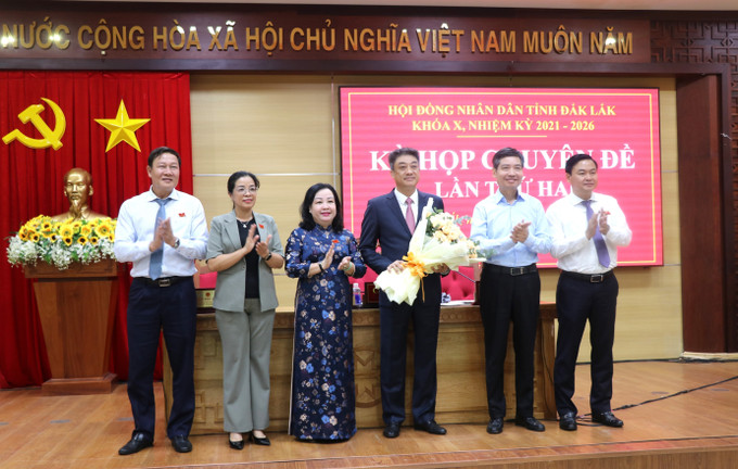 Lãnh đạo tỉnh tặng hoa chúc mừng tân Phó Chủ tịch HĐND tỉnh Đắk Lắk Từ Thái Giang. dak-lak-150925.jpg