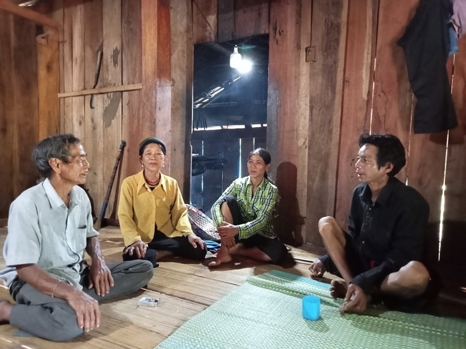 Ông Đinh Văn Điều, làng Ra Manh, xã Sơn Tây (trái) tuyên truyền, vận đồng bà con thực hiện các chủ trương, chính sách của Đảng, Nhà nước. Ảnh: TTXVN phát quang-ngai4-110725.jpg