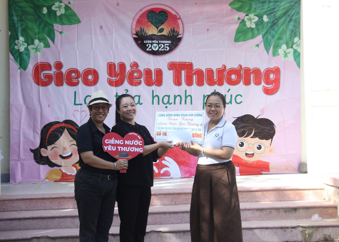 Đại diện các đơn vị, nhà tài trợ, trao bảng tượng trưng hỗ trợ làm giếng nước ngọt cho người dân Suối Hai, tổ dân phố Giải Phóng, phường Ba Ngòi, tỉnh Khánh Hòa. raglai4-140825.jpg