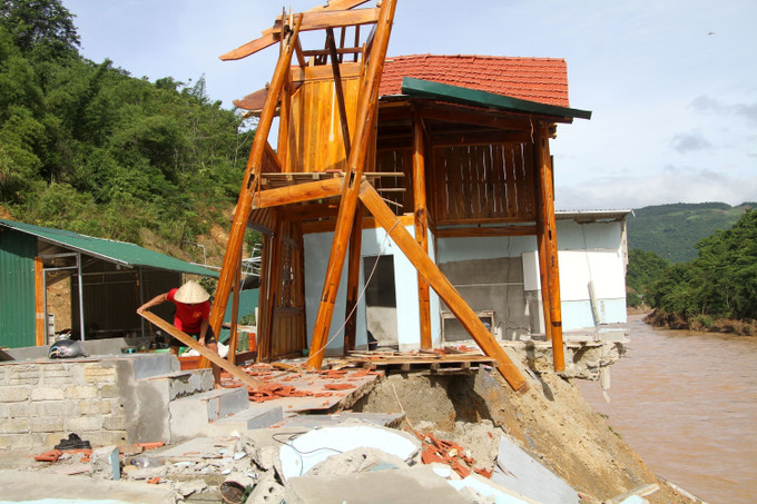Ngôi nhà anh Lô Văn May, bản Cầu 8, xã Mường Xén (Nghệ An) bị sạt lở nghiêm trọng nhưng không có quỹ đất để dựng nhà mới. nghe-an4-040825.jpg