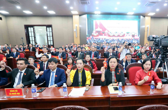 Đại biểu biểu quyết thông qua các Nghị quyết của Đại hội đại biểu Đảng bộ tỉnh Sơn La lần thứ 16, nhiệm kỳ 2025-2030. Ảnh: Quang Quyết/TTXVN son-la3-290925.jpg