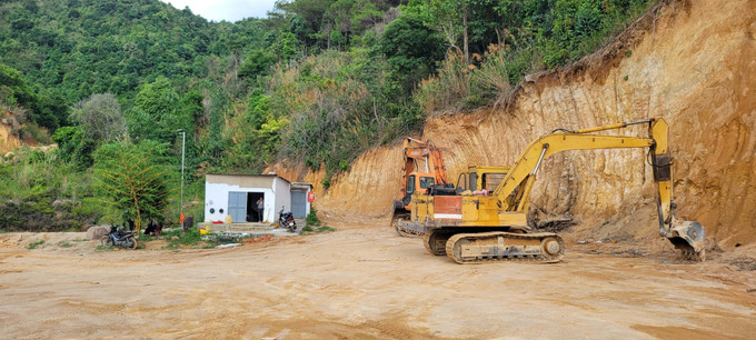 Hai xe máy múc khai thác trái phép tại khu vực giáp ranh giữa xã Biển Hồ (thành phố Pleiku) và xã Chư Đang Ya (huyện Chư Păh) tỉnh Gia Lai. Ảnh: Hoài Nam/TTXVN gia-lai-210525.jpg