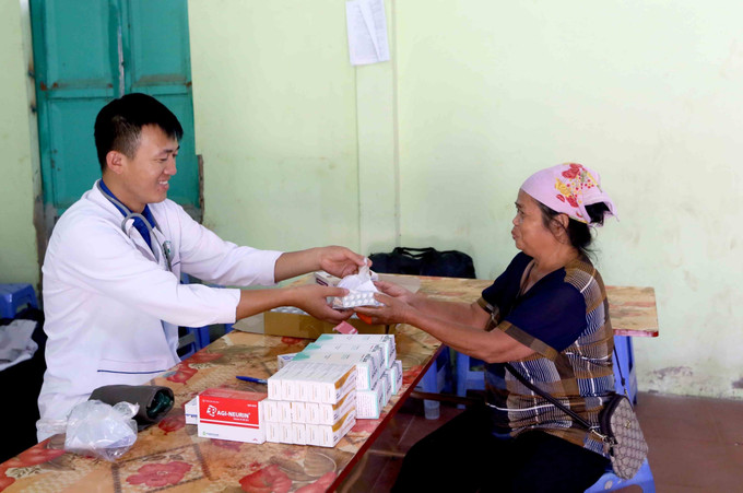 Phát thuốc miễn phí cho nhân dân vùng bị ngập lụt xã Chiềng Khoong, tỉnh Sơn La. son-la-080825.jpg