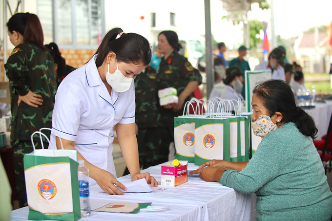 Y, bác sĩ khám bệnh, tư vấn sức khỏe và cấp thuốc cho người dân xã Long Thuận.