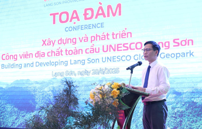 Giám đốc Trung tâm Xúc tiến Đầu tư, Thương mại và Du lịch tỉnh Lạng Sơn Hoàng Xuân Thuận phát biểu khai mạc Tọa đàm. Ảnh: Anh Tuấn/TTXVN toa-dam2-280625.jpg