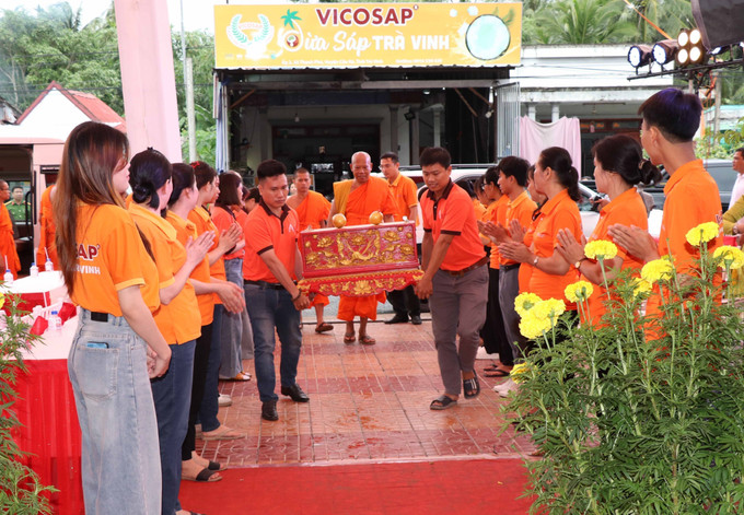 Bảo tàng Dừa sáp Trà Vinh rước Bảng truy tôn về lưu giữ. vinh-long2-200725.jpg