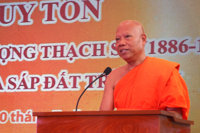 Hoà thượng Thạch Thảo, Chủ tịch Hội Đoàn kết sư sãi yêu nước Cầu Kè phát biểu tại buổi lễ. vinh-long-200725.jpg