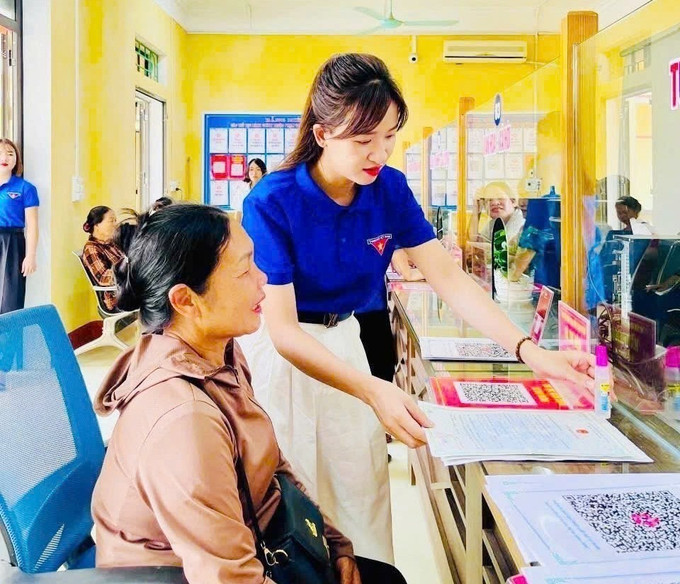 Các đội hình thanh niên tích cực thực hiện các phần việc như hướng dẫn người dân thực hiện thủ tục hành chính qua Cổng dịch vụ công Quốc gia; hỗ trợ thao tác đăng nhập, lấy lại mật khẩu tài khoản VNeID. Ảnh: TTXVN phát lao-cai2-070725.jpg
