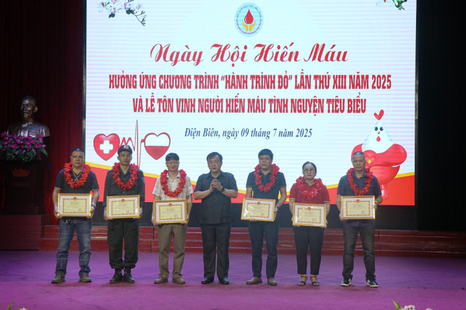 Trao Bằng khen của UBND tỉnh cho các tập thể và cá nhân có thành tích xuất sắc trong hiến máu tình nguyện và vận động hiến máu tình nguyện. dien-bien3-090725.jpg