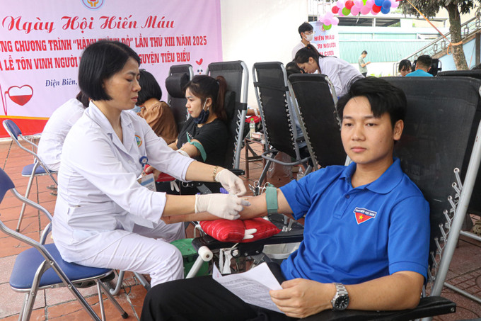 Các đoàn viên, thanh niên tham gia hiến máu tình nguyện. dien-bien2-090725.jpg
