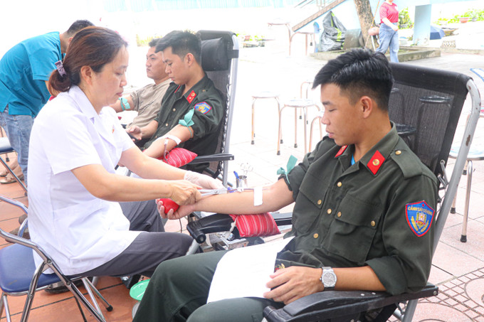 Nhiều cán bộ, chiến sĩ tham gia hiến máu tình nguyện. dien-bien-090725.jpg