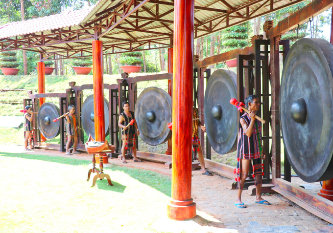 Đồng bào dân tộc trình diễn đánh cồng tại Khu bảo tồn văn hóa dân tộc S’tiêng sóc Bom Bo (xã Bom Bo, tỉnh Đồng Nai). dong-nai-290725.jpg