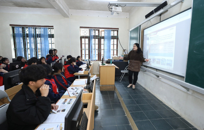 Sử dụng thiết bị trình chiếu và bảng thông minh tại giờ học Tiếng Anh của Trường THPT Dân tộc nội trú tỉnh Lạng Sơn. lang-son-020925.jpg