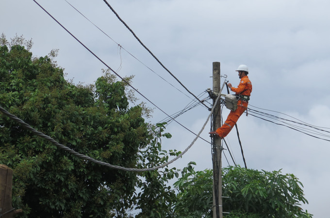 Công nhân Công ty Điện lực Kon Tum thực hiện công trình sửa chữa lớn năm 2025. Ảnh: Dư Toán/ TTXVN kt3-300525.jpg