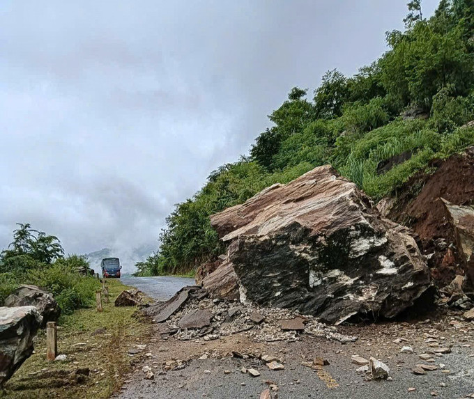 Lở đá nghiêm trọng tại Km30+550, Tỉnh lộ 144, địa phận xã Nậm Nèn. Ảnh: TTXVN phát dien-bien-sat-lo2-260725.jpg