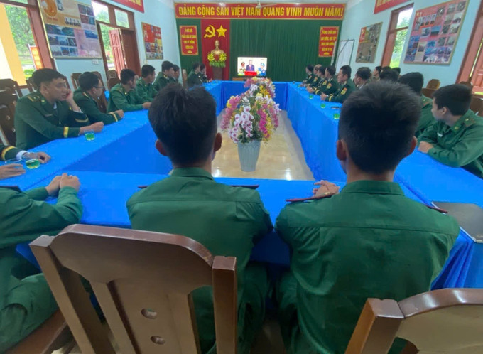 Cán bộ, chiến sĩ đồn biên phòng Ia Pnôn tập trung xem diễu binh mừng Quốc khánh 2/9 qua truyền hình. gia-lai3-020925.jpg