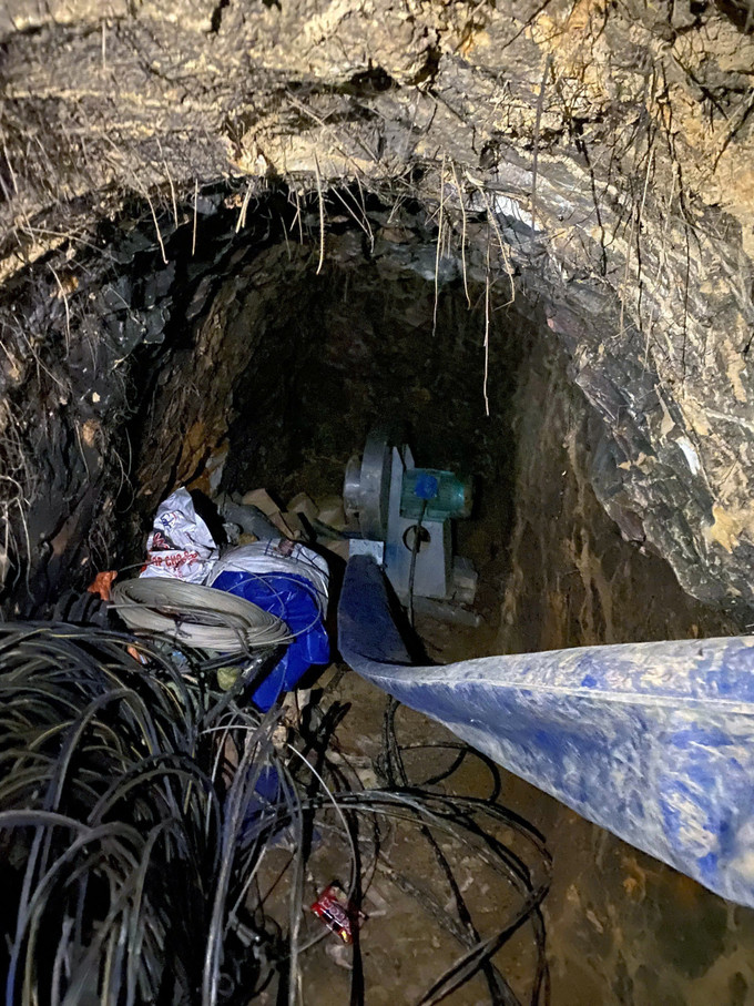 Dây diện và nhiều vật dụng được phát hiện trong hầm khai thác vàng trái phép. Ảnh: TTXVN phát dak-nong2-190625.jpg