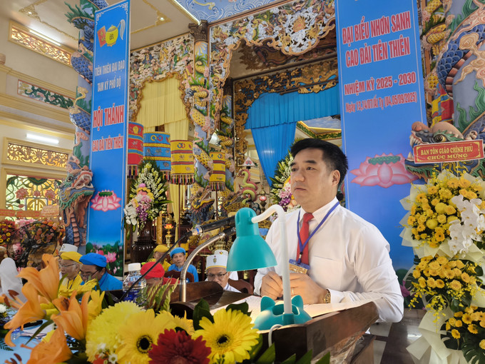 Ông Nguyễn Phúc Nguyên, Trưởng phòng Cao Đài, Ban Tôn giáo Chính phủ phát biểu tại Đại hội. vinh-long2-050925.jpg