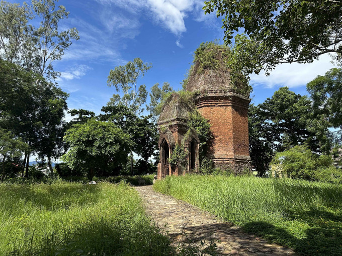 Tháp Bằng An mang hình tượng Linga có niên đại vào khoảng thế kỷ XI, là một trong những tháp Chăm cổ nhất còn tồn tại với kiến trúc độc đáo, khác biệt hoàn toàn so với các cụm tháp Chăm khác trên dải đất miền Trung Việt Nam. thap-cham9-290725.jpg