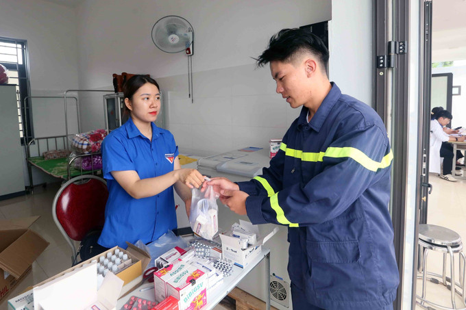 Phát thuốc miễn phí cho chiến sĩ Cảnh sát Phòng cháy chữa cháy và tìm kiếm cứu nạn cứu hộ khu vực Sông Mã. son-la2-080825.jpg
