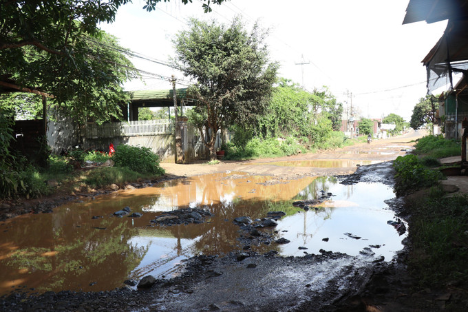 Từ năm 2020 đến nay, đoạn đầu tuyến của dự án chưa được giải phóng mặt bằng, đường sá lầy lội vào mùa mưa, bụi mù mịt vào mùa khô. Từ năm 2020 đến nay, đoạn đầu tuyến của dự án chưa được giải phóng mặt bằng, đường sá lầy lội vào mùa mưa, bụi mù mịt vào mùa khô.