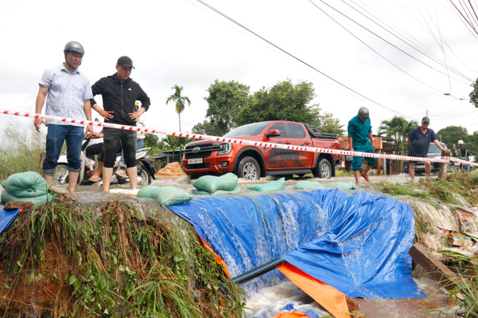 Lực lượng chức năng sử dụng bạt và bao cát để ngăn sạt lở tuyến đường ga Mương Mán do bị ngập sâu. Ảnh: Nguyễn Thanh/TTXVN lam-dong2-291025.jpg