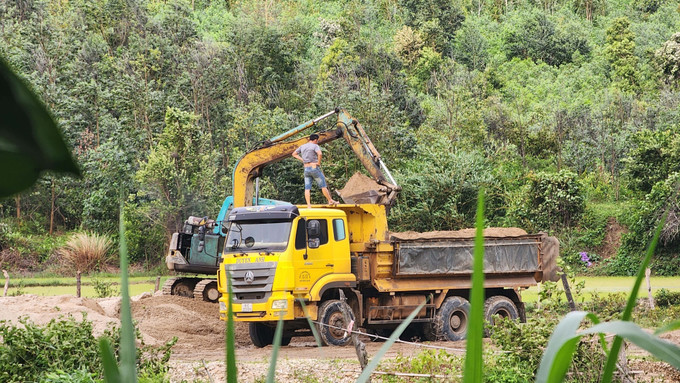 Hiện trường một điểm khai thác cát trái phép trên sông Ayun, đoạn chạy qua xã Ayun, tỉnh Gia Lai. Ảnh: Hoài Nam/TTXVN ayun-260725.jpg
