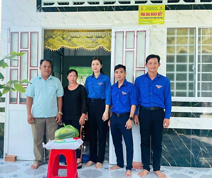 Tuổi trẻ Cà Mau tặng quà một gia đình chính sách sau khi bàn giao nhà ở. Ảnh: TTXVN phát ca-mau3-310725.jpg