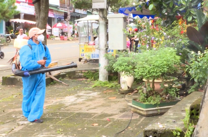 Lực lượng y tế cơ sở huyện Chư Păh (Gia Lai) phun thuốc phòng bệnh sốt xuất huyết. Ảnh: Hoài Nam/TTXVN gia-lai3-270625.jpg