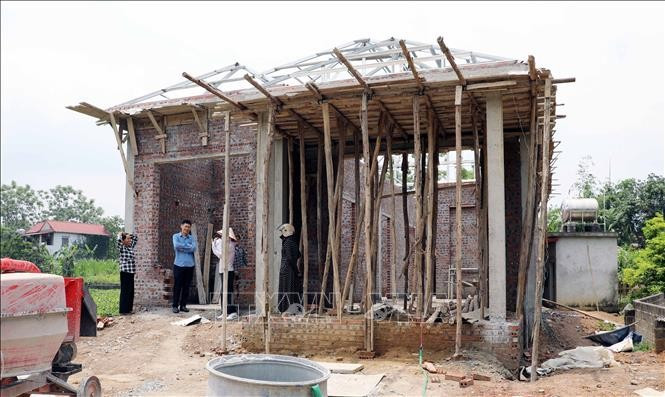Ngôi nhà xây mới của bà Hà Thị Xuyến, Xóm Bần 2, Võ Miếu, huyện Thanh Sơn được gấp rút hoàn thiện nhờ nguồn kinh phí hỗ trợ. Ảnh: Tạ Toàn/TTXVN ts2-120525.jpg