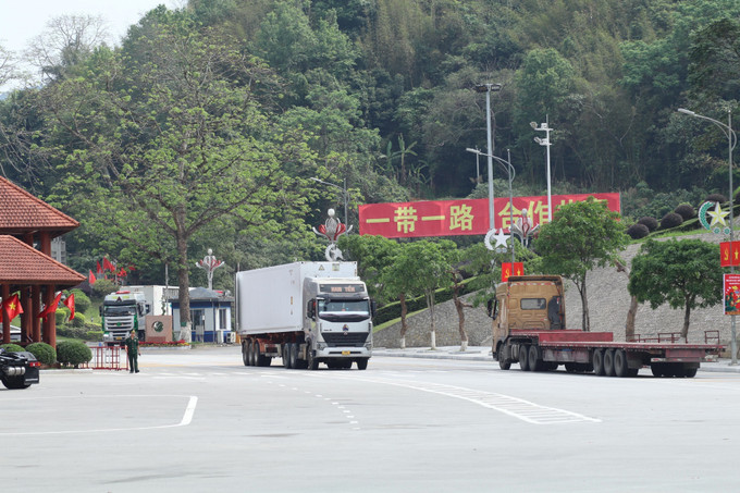 Phương tiện xuất nhập khẩu hàng hóa thông quan qua cửa khẩu quốc tế Hữu Nghị (Lạng Sơn). Ảnh: Quang Duy/TTXVN xk-200625.jpg