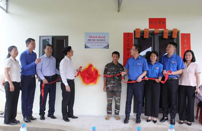 Khánh thành công trình “Nhà nhân ái” cho hộ gia đình ông Nông Văn Toán thuộc diện được hỗ trợ xoá nhà tạm, nhà dột nát tại thôn Còn Kéo, xã Đồng Đăng. Ảnh: Anh Tuấn/TTXVN xoa-nha-tam2-260825.jpg