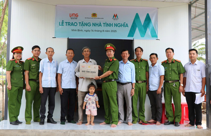 Đại diện Văn phòng Cơ quan Cảnh sát điều tra Công an tỉnh An Giang bàn giao Nhà tình nghĩa cho hộ dân xã Vĩnh Bình. Ảnh: Văn Sĩ/TTXVN xoa-nha-tam3-260825.jpg