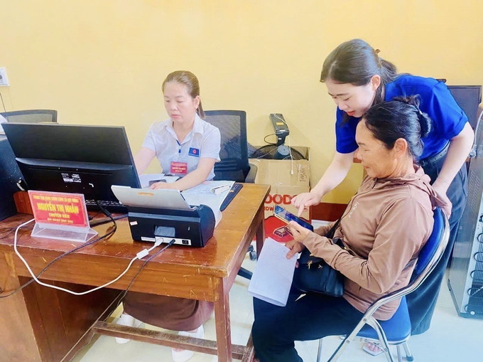 Các đội hình thanh niên hỗ trợ trên 2.200 lượt người dân thực hiện thành công các thủ tục hành chính. Ảnh: TTXVN phát lao-cai3-070725.jpg