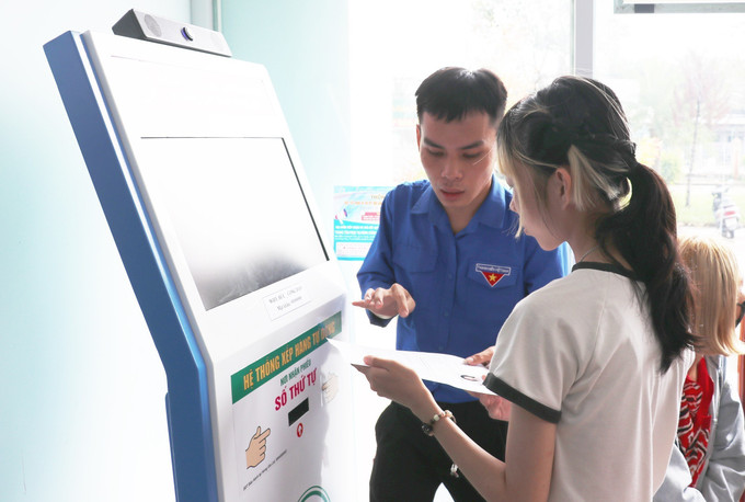 Đoàn viên thanh niên xã Mỹ An Hưng, tỉnh Đồng Tháp hỗ trợ người dân quét mã QR khi đến giải quyết thủ tục hành chính. my-an-hung2-250725.jpg