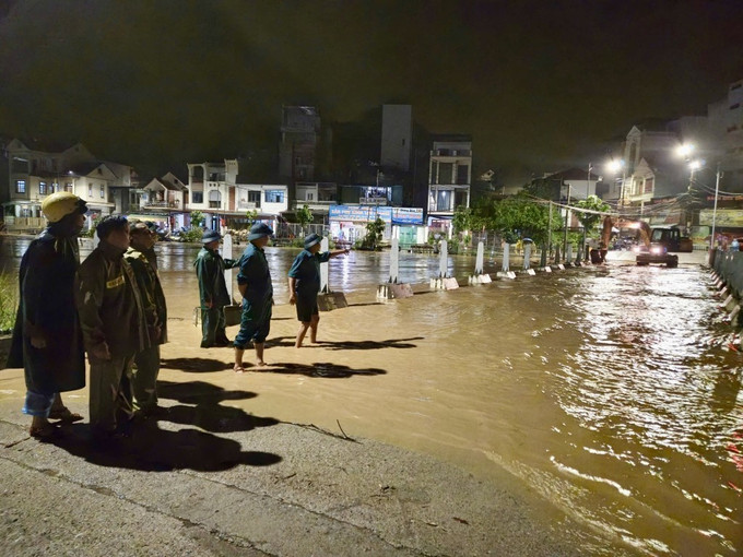 Ban chỉ huy quân sự phường Thục Phán huy động lực lượng, máy móc hỗ trợ người dân sơ tán tài sản trong đêm 29/9. Ảnh: TTXVN phát cao-bang2-300925.jpg