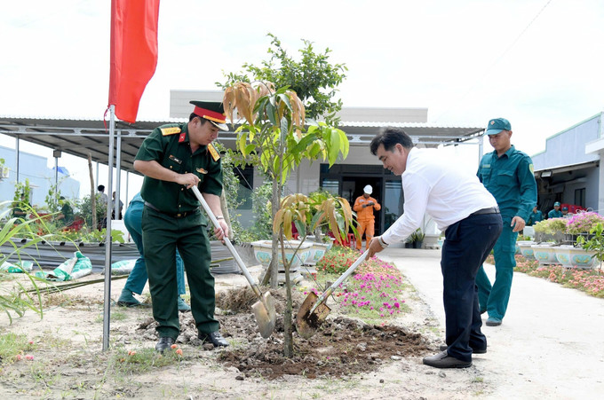Đại biểu trồng cây lưu niệm tại nhà trên tuyến dân cư biên giới. Ảnh: Đức Hạnh/TTXVN tay-ninh6-230925.jpg