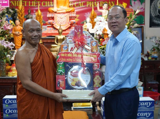 Bí thư Tỉnh uỷ Cà Mau Nguyễn Hồ Hải tặng quà cho Hòa thượng Thạch Hà, Hội trưởng Hội Đoàn kết sư sãi yêu nước tỉnh nhân dịp lễ Sene Dolta năm 2025. Ảnh: Tuấn Kiệt/TTXVN ca-mau-190925.jpg