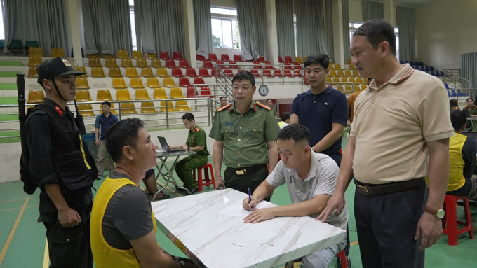 Lãnh đạo Công an tỉnh Cao Bằng trực tiếp tham gia thẩm vấn, lấy lời khai các đối tượng. Ảnh: TTXVN phát cao-bang2-150925.jpg