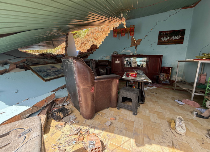 Căn nhà của một hộ dân tại thôn Quảng Hiệp (xã Hiệp Thạnh, tỉnh Lâm Đồng), khu vực phía sau nhà máy thủy điện Quảng Hiệp bị đất đá sạt lở làm sập một phần.