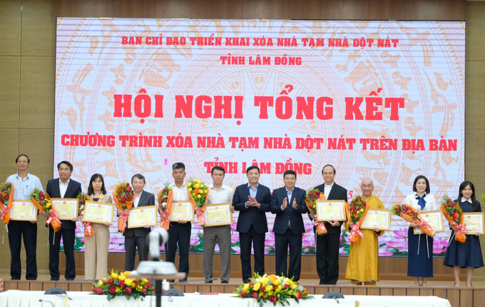 Lãnh đạo tỉnh Lâm Đồng tặng Bằng khen cho 27 tập thể, 6 cá nhân có thành tích xuất sắc trong thực hiện phong trào thi đua “Chung tay xóa nhà tạm, nhà dột nát trên địa bàn tỉnh Lâm Đồng năm 2025”. lam-dong3-190925.jpg